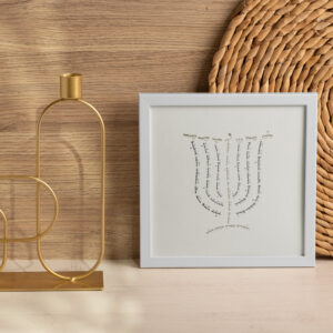 למנצח בנגינות בצורת המנורה